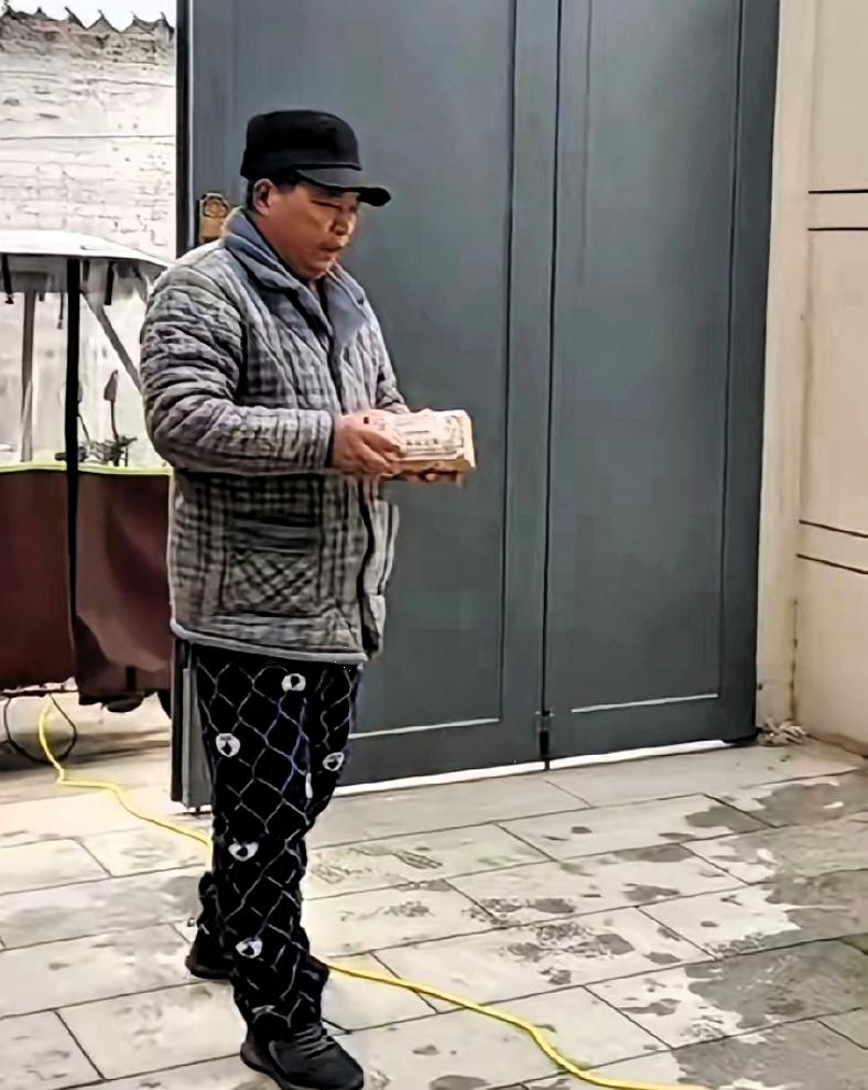 爷爷死在邻居家，死因心脏病，邻居想私了拿来10万，对俺说：这是赔偿你的。俺