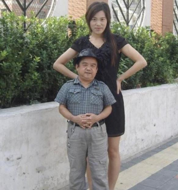他演过武大郎，身高仅1米28，偏偏四任妻子个个身材高挑容貌出众，陈三木1960年
