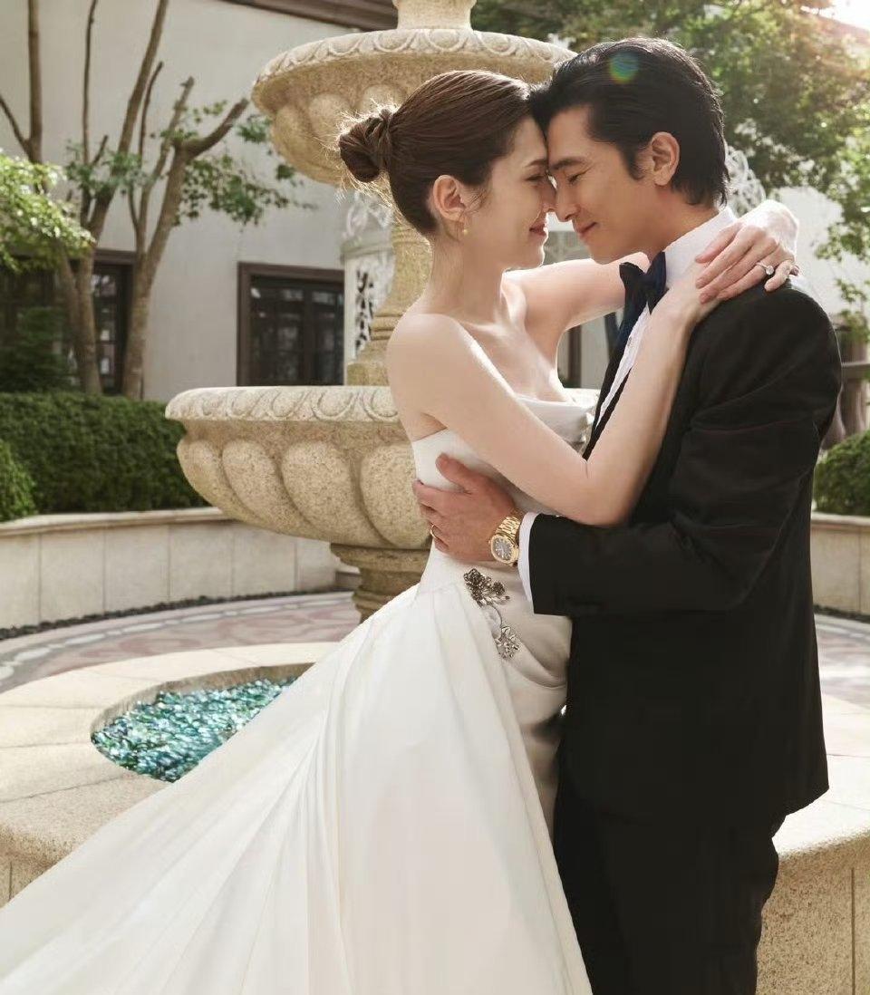 邱泽许玮甯今日在台北举行婚礼，两人晒出拍摄的婚纱照，果然好看的人随便一拍都是美的