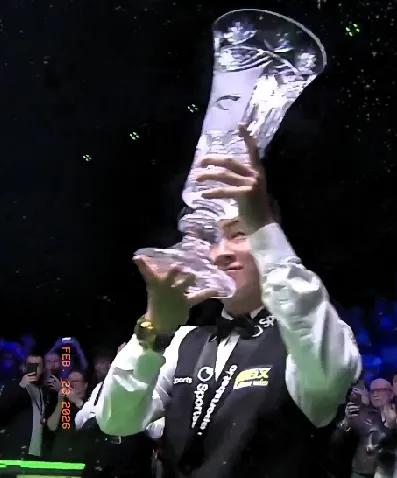 从头到尾看了赵心童与希金斯决赛。尽管希金斯一路领先了3/4行程，却只见赵心童笃