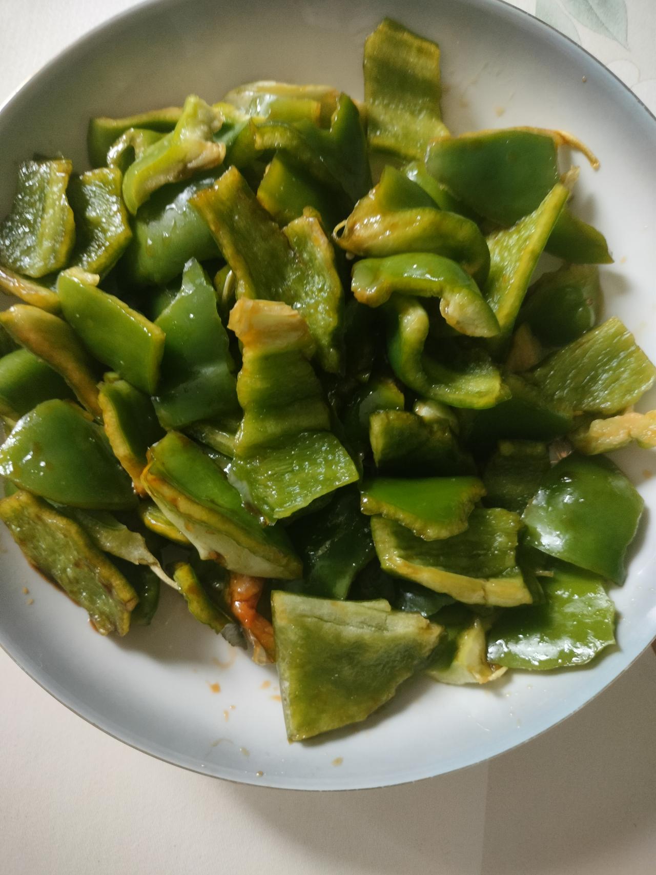 手撕青椒，一道上档次的菜。只放点盐，放点酱油，放点香油，一拌就可以了。吃手撕