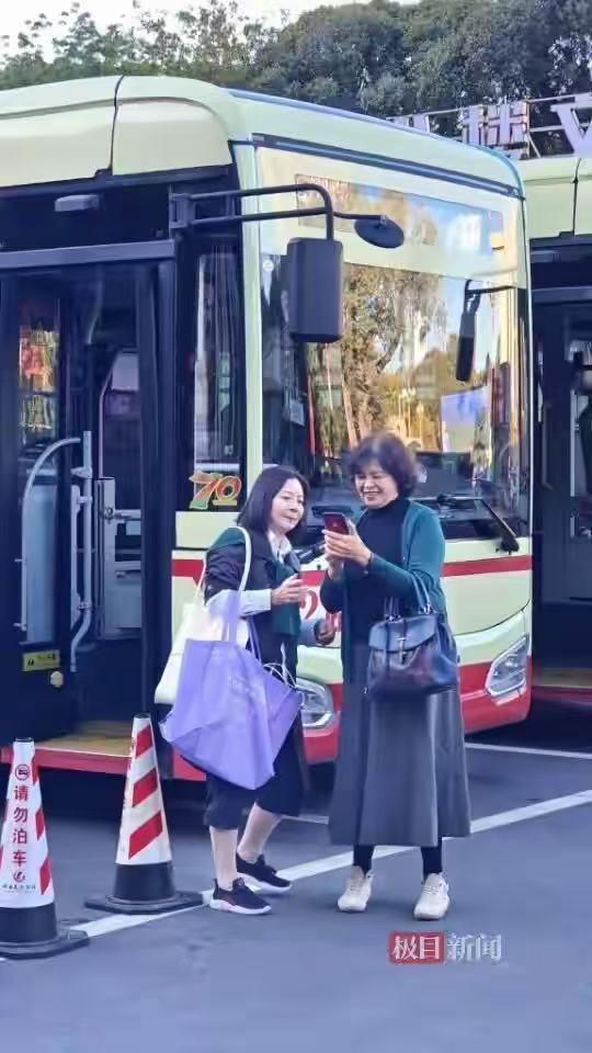 乌鲁木齐已成含“刀迷”量最多的城市：整个八楼宾馆被包场，14日前无房可订，2路汽