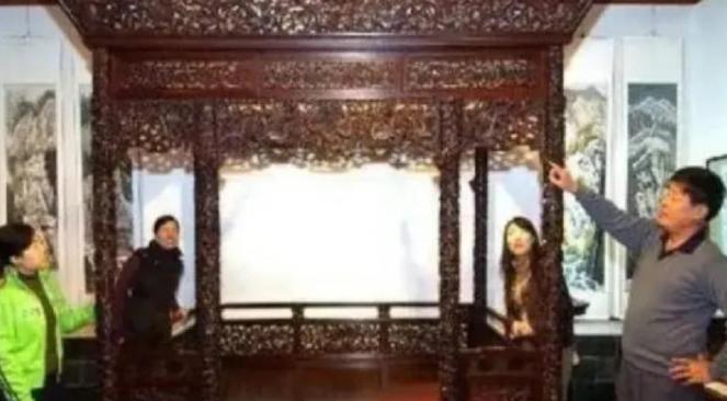 2007年，福建一男子用2000万瓷器，换得一张皇帝所睡过的龙床，他请专家鉴定
