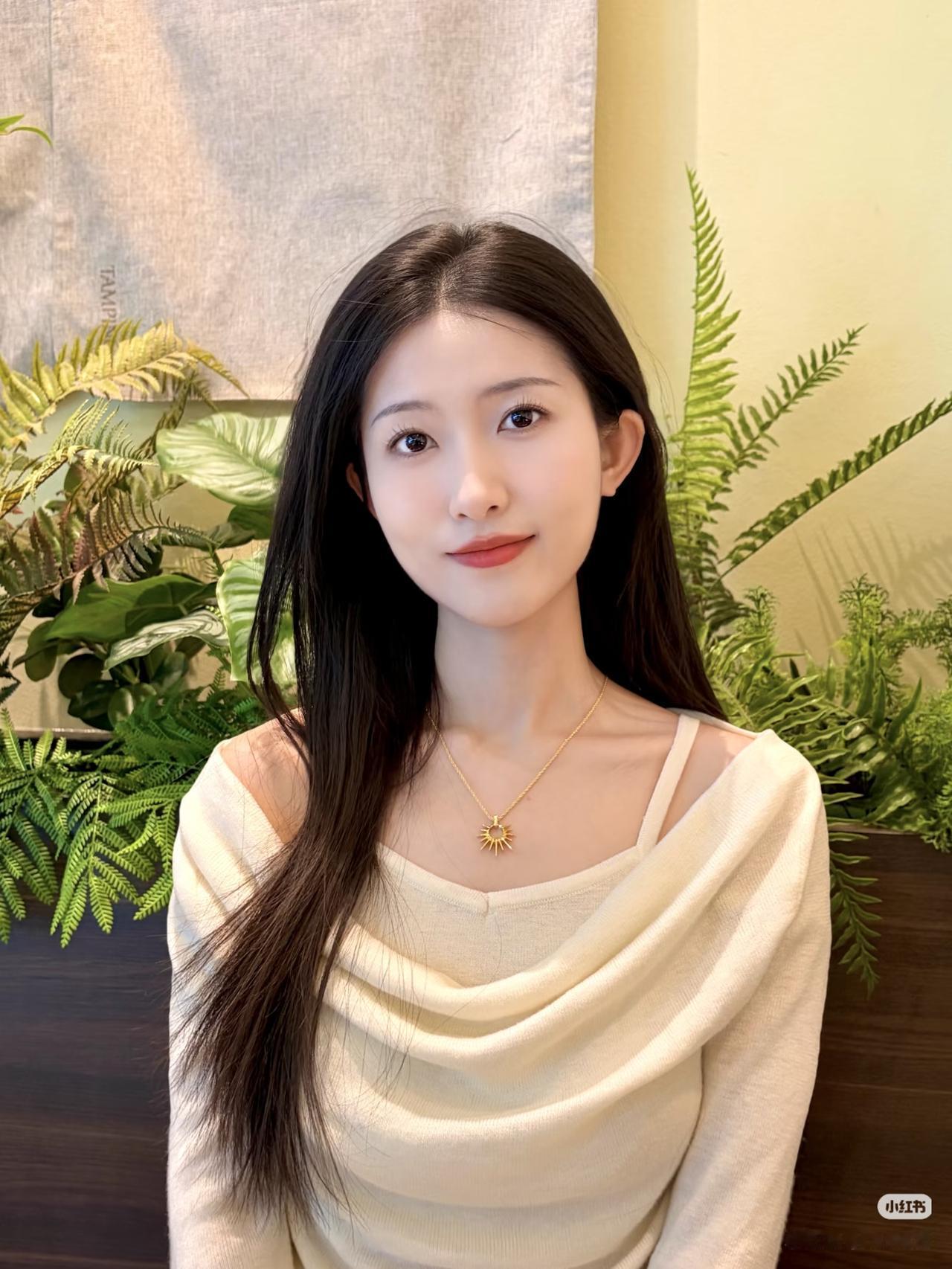 围裙沾满油渍，裹着半生烟火。烟圈袅袅升起，藏着半生沉默。蒲扇摇着夏夜，故事讲着从