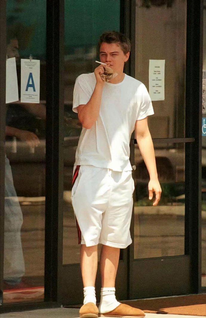 十八岁的小李子也没有那么帅，只是泰坦尼克号里的服道化和剧情太加分了！​​​