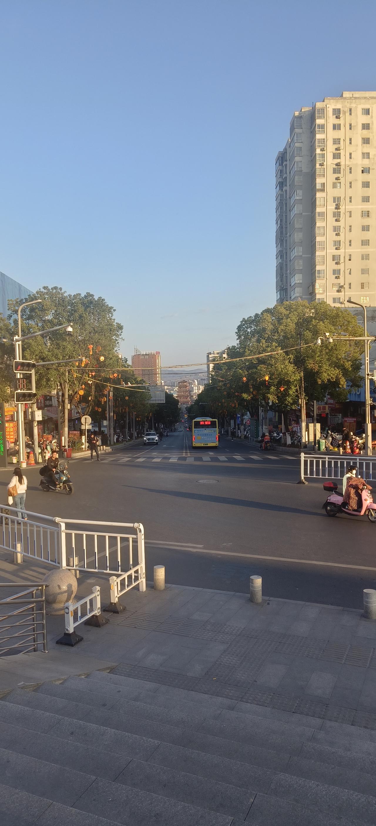 站在安康火车站向下望，看到进站路改造得很漂亮，只可惜下面的中渡路通行还不是很畅通