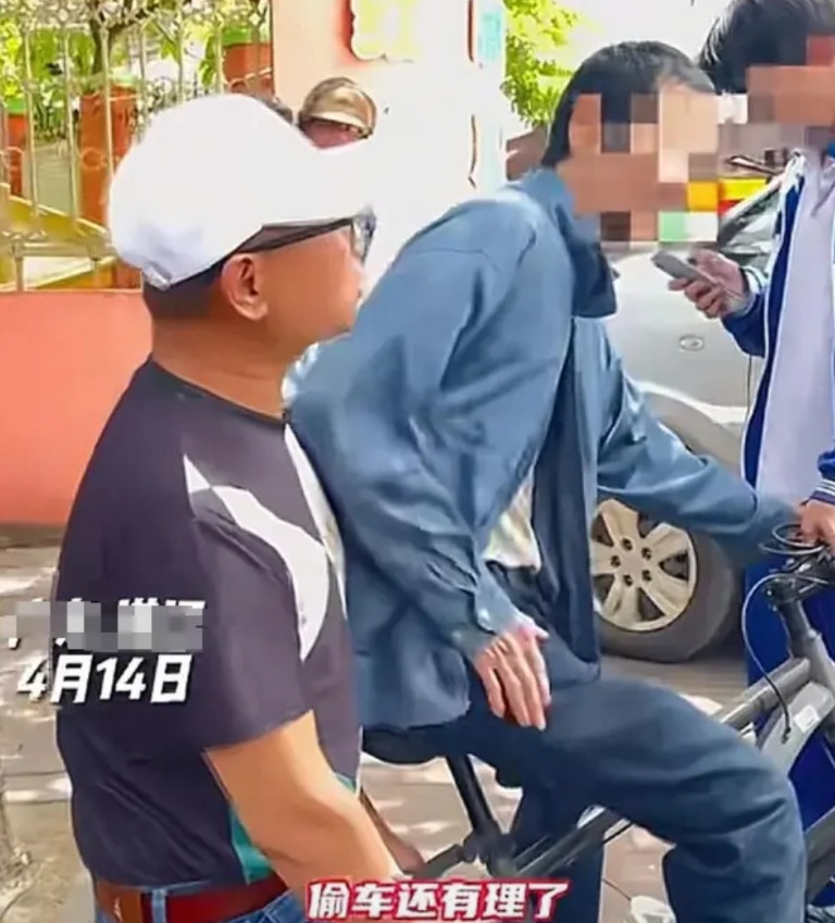 “偷车你还有理了？”男孩因一时大意，将自行车停在路边未上锁。不料，车子很快就被一
