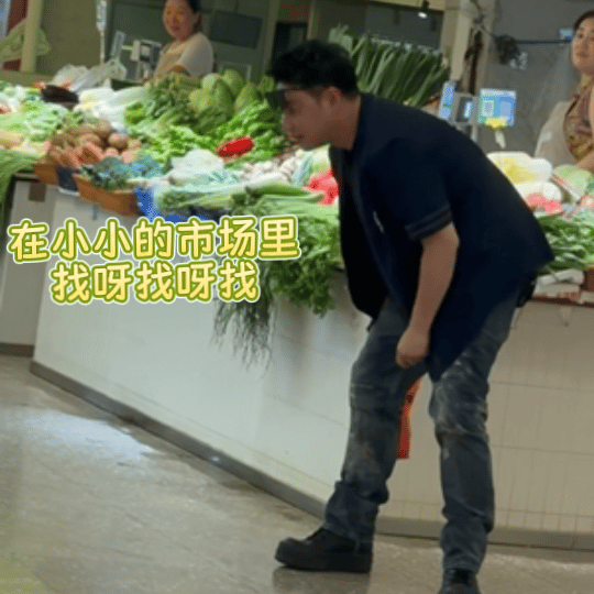 潘玮柏的一块钱是不是被何猷君捡了潘玮柏提着红塑料袋找钢镚儿的造型已经够喜感了，