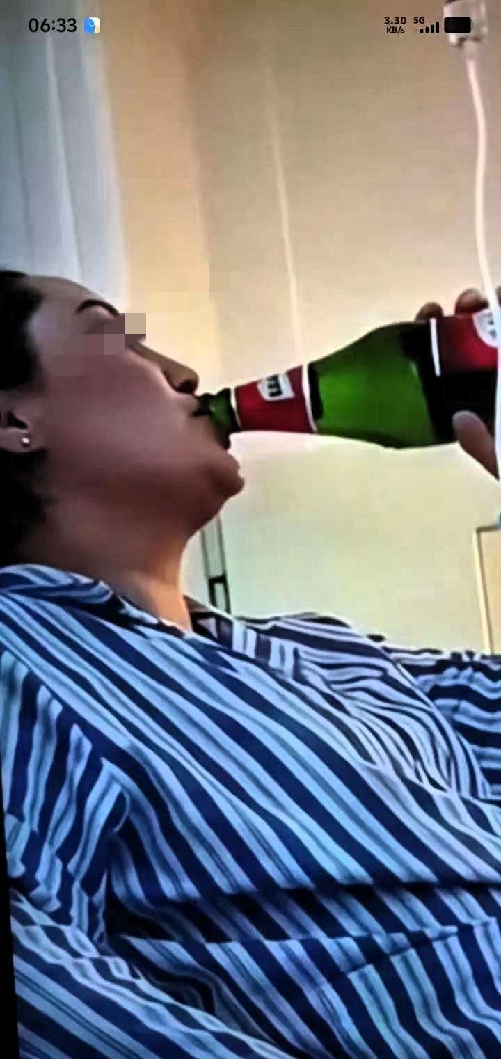 无语了，真不要命了，女子患肠癌晚期，化疗后趁医生不备，开起一瓶啤酒就喝，医生发现