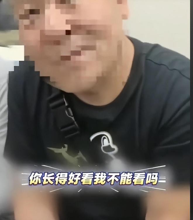 上海，女子坐地铁时，发现一个猥琐大爷一直色眯眯地盯着自己看，于是她提醒大爷：“你