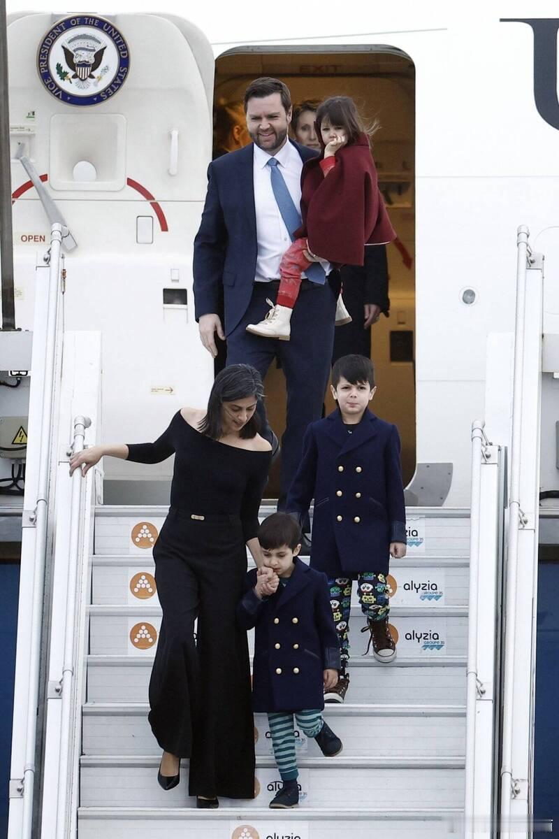 美国第二夫人再传喜讯万斯7月将成“四孩父亲”海外新鲜事美国副总统万斯（J.D