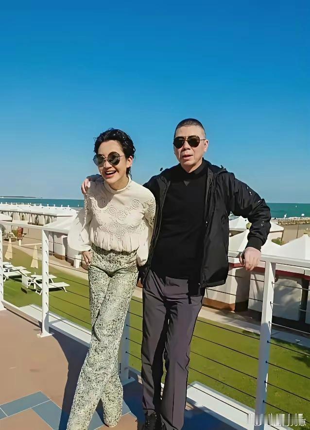 冯小刚与许晴海外出游同框合照，画面氛围感满满，氛围感格外独特。