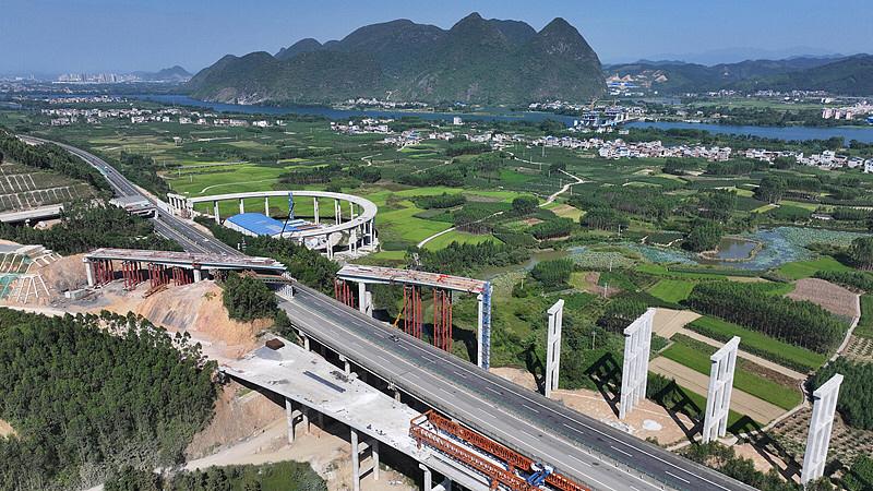 最近广西和江西都有万吨跨铁桥梁精准转身的大新闻。8月25日，桂林外环高速公路五福
