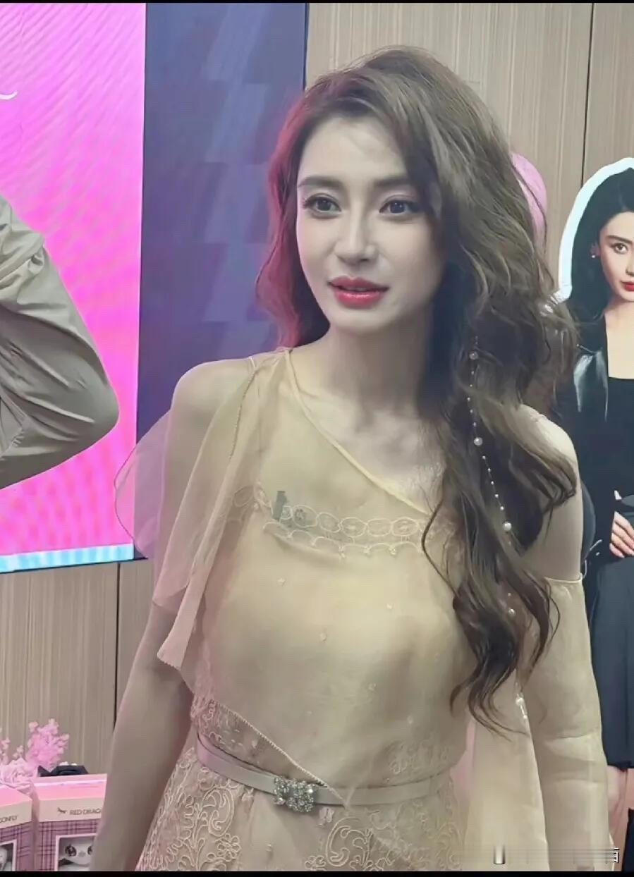 不知道你发现没，明明她长得很一般，为什么有很多人说她是可以和刘亦菲、景甜比美的一