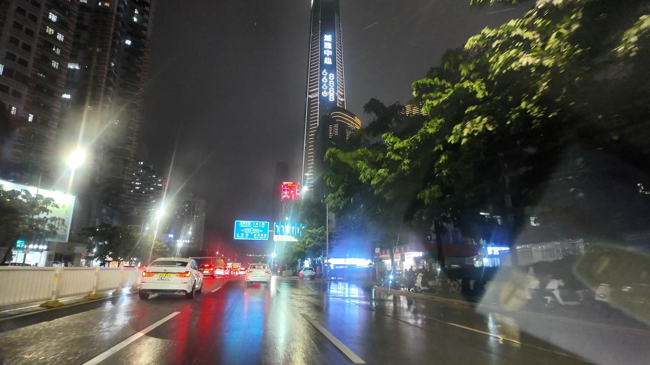 今年国庆回老家，跟一帮常年在深圳打拼的老乡坐在一起聊天，我真的感慨蛮深。好多人