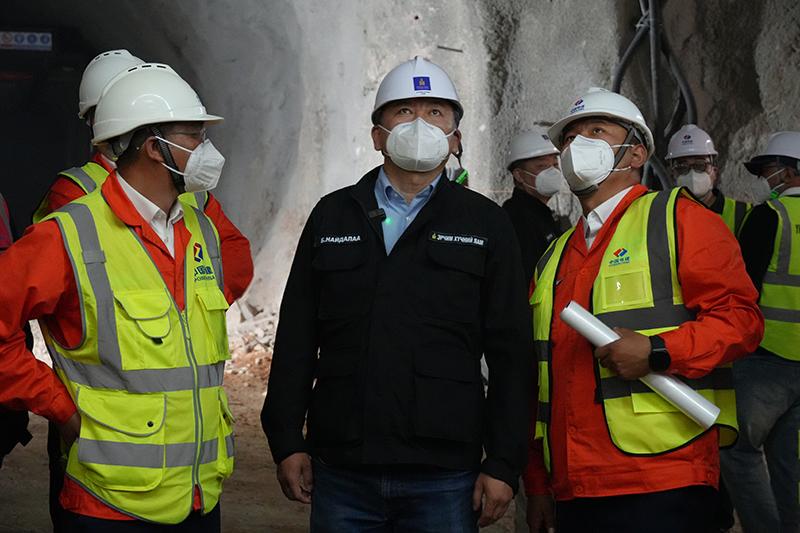 蒙古国开始找后路了。9月13日，蒙古国总统跑到西部科布多省，专门去看了中国电建