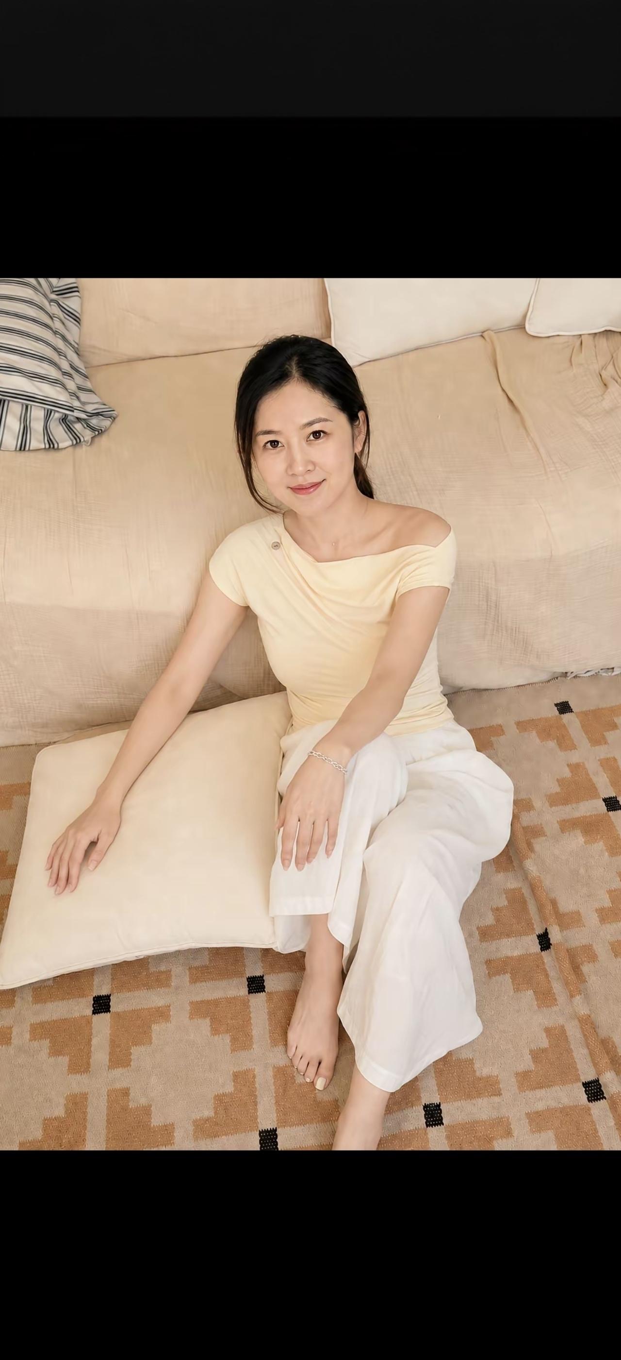 这位小姐姐坐在沙发上休息呢。