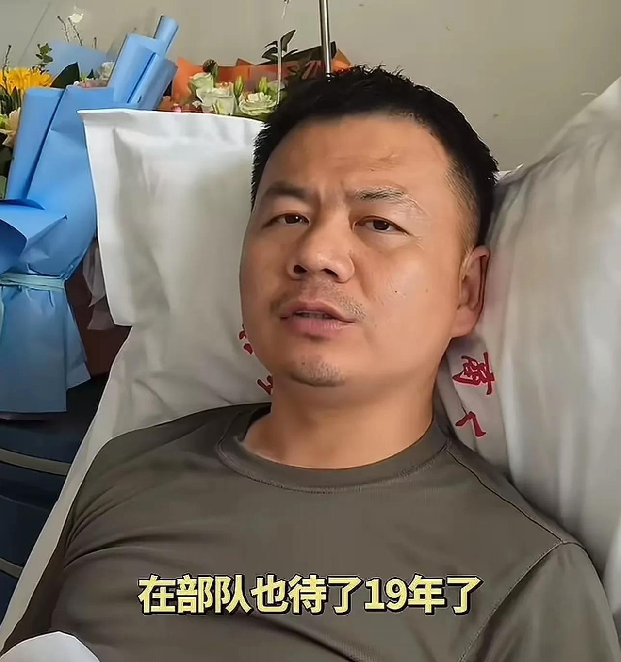 他就是跪母救人的张伟！为中国军人点赞！他为了救五名溺水的人，少校