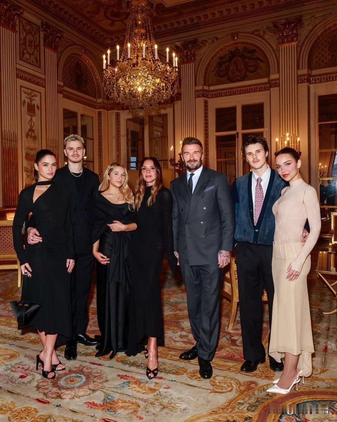 贝克汉姆一家集体炸场巴黎时装周啦！贝嫂要拿法兰西艺术与文学骑士勋章，全家齐上