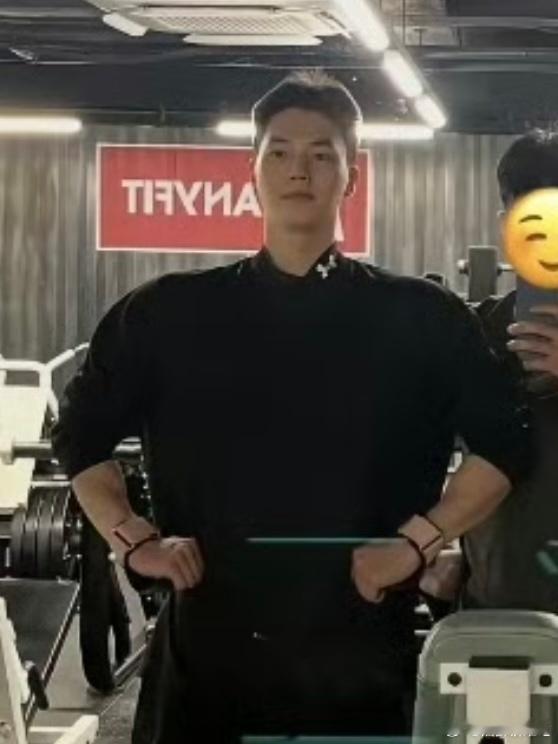 宋江别在举铁了，这都举成四开门了​​​