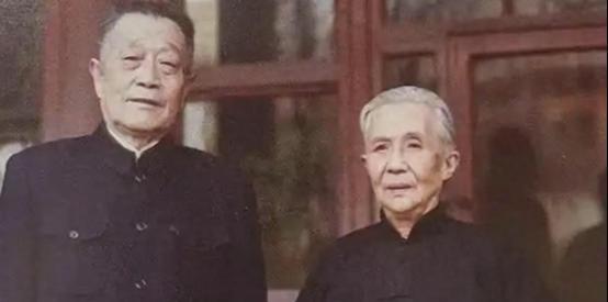 1949年5月，在上海解放前夕，蒋介石派人给杜聿明的妻子曹秀清传话，让她务必去台