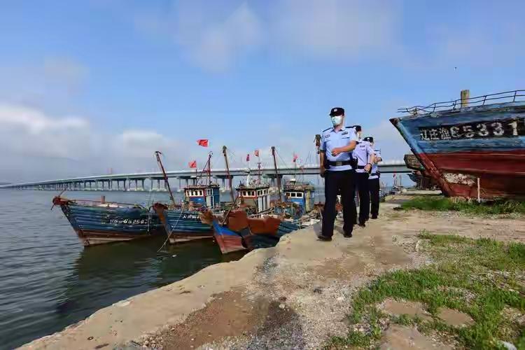 大连一夜扣押259艘渔船！北斗被拆、暗舱藏人，安全黑洞有多大海风呼啸的深夜，大