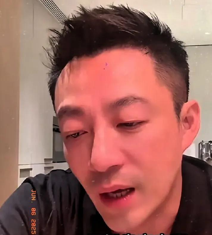 汪小菲最近直播时有网友问俩孩子暑假回不回北京，他直接说