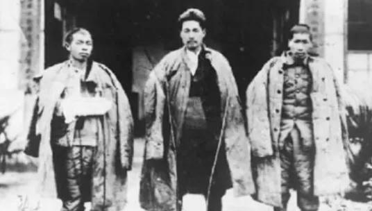 1935年，王耀武得知部下俘虏了一个红军师长，兴冲冲的跑过去准备审讯，但当他看到