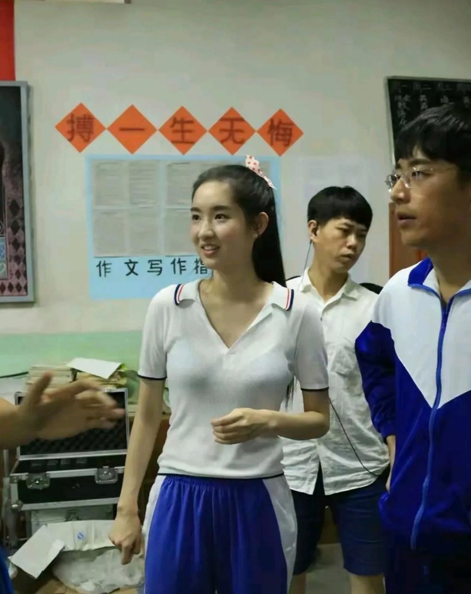 谁家高中生校服这么透啊