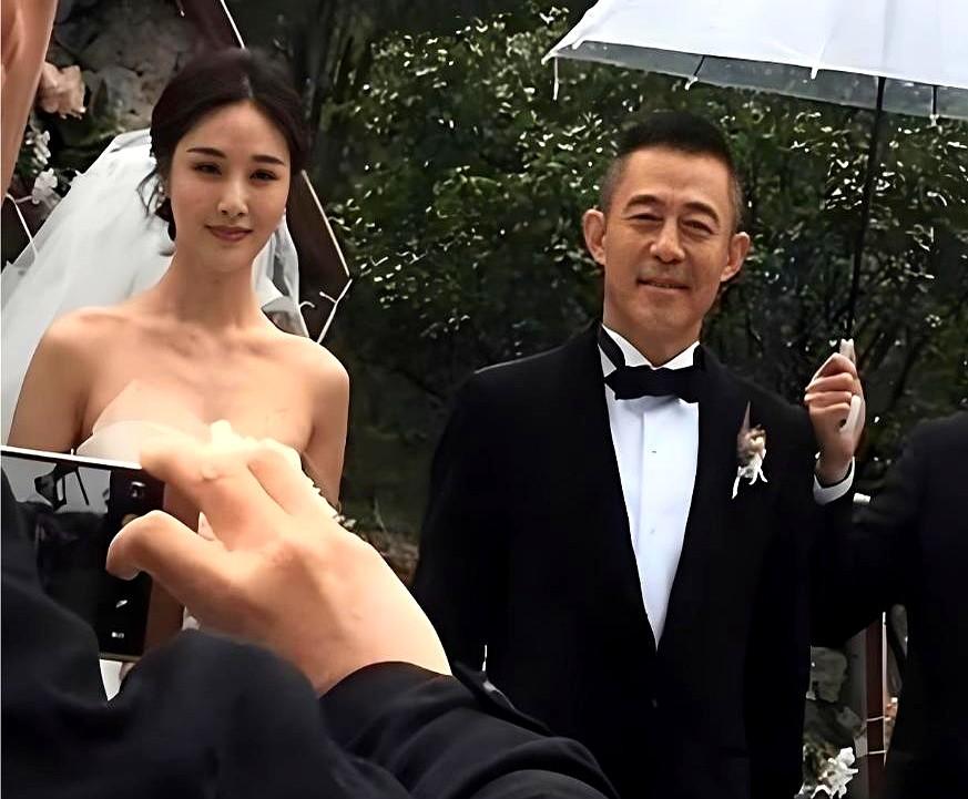 潘雨辰不顾家人的反对，坚决嫁给大11岁的侯勇，她放下大好事业在家带娃，他却常年