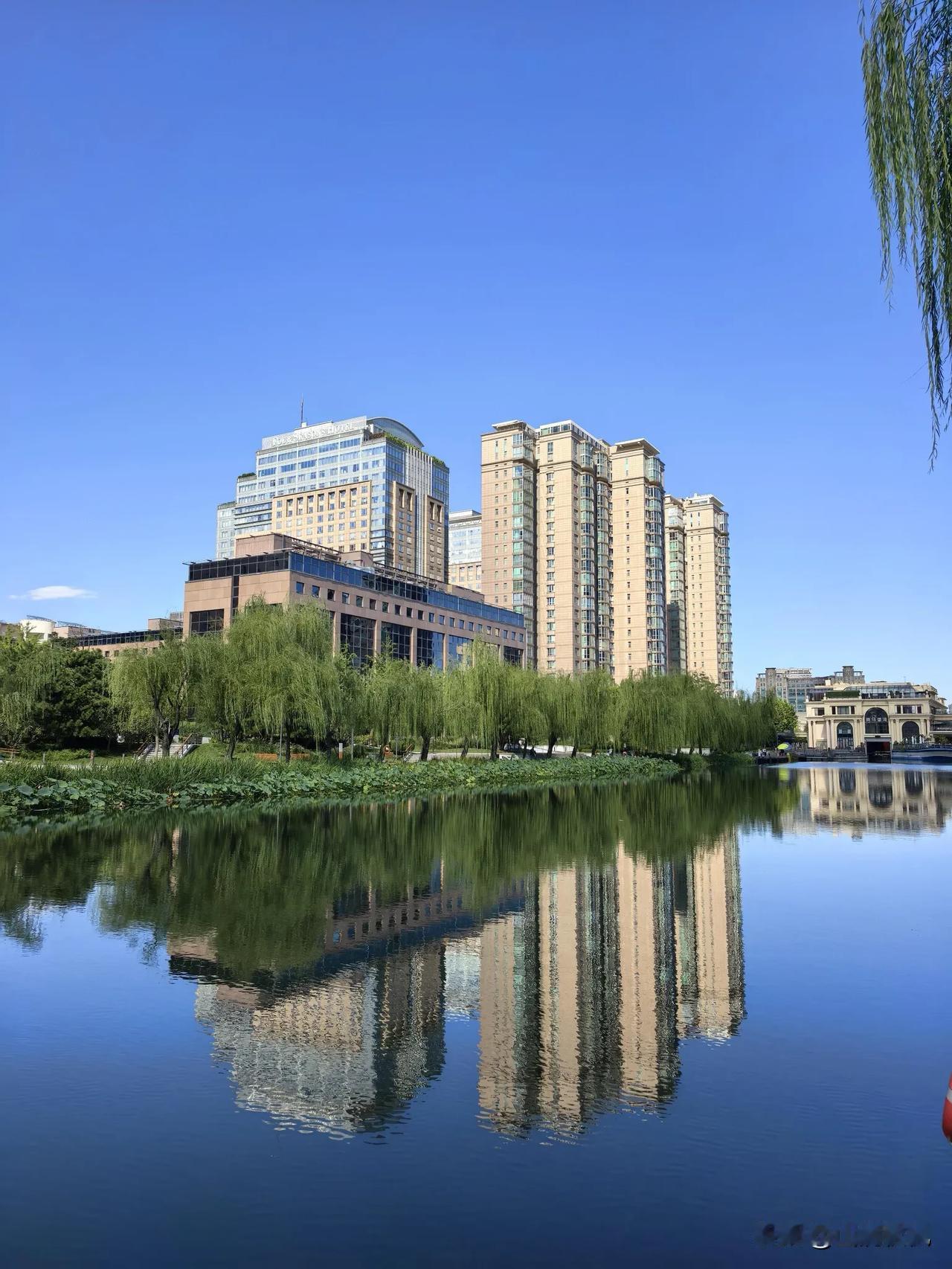 夏末初秋的北京亮马河太美好了，天蓝的无需任何滤镜，温度适宜也太适合户外了。