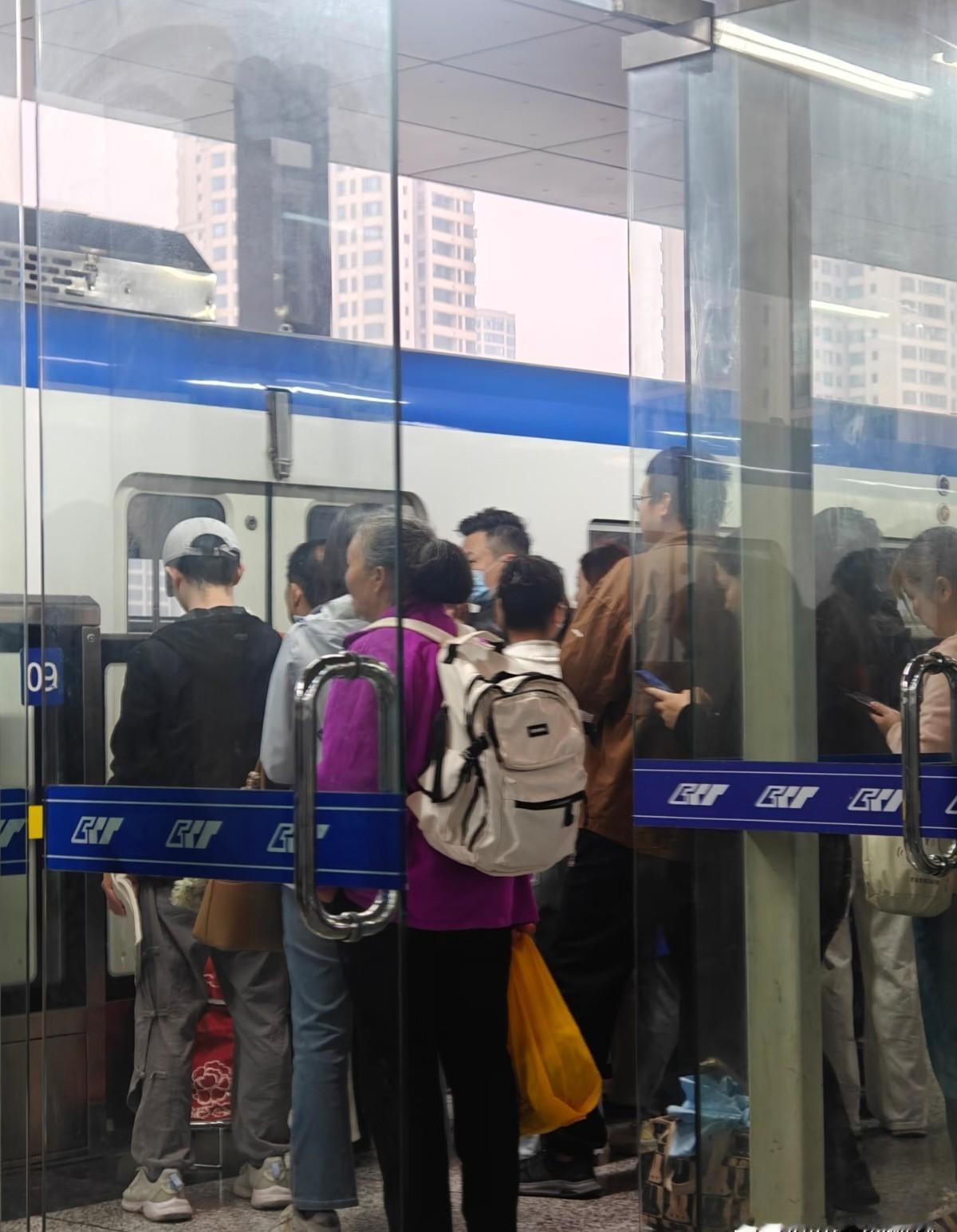 早高峰地铁3号线出故障，车门不开，乘客等了好久才被劝下车。这事儿真不是小事，设