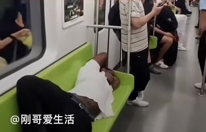 为什么中国普通百姓非常厌恶某有色人入侵大陆这是网友拍到的，一张地铁内的长椅上