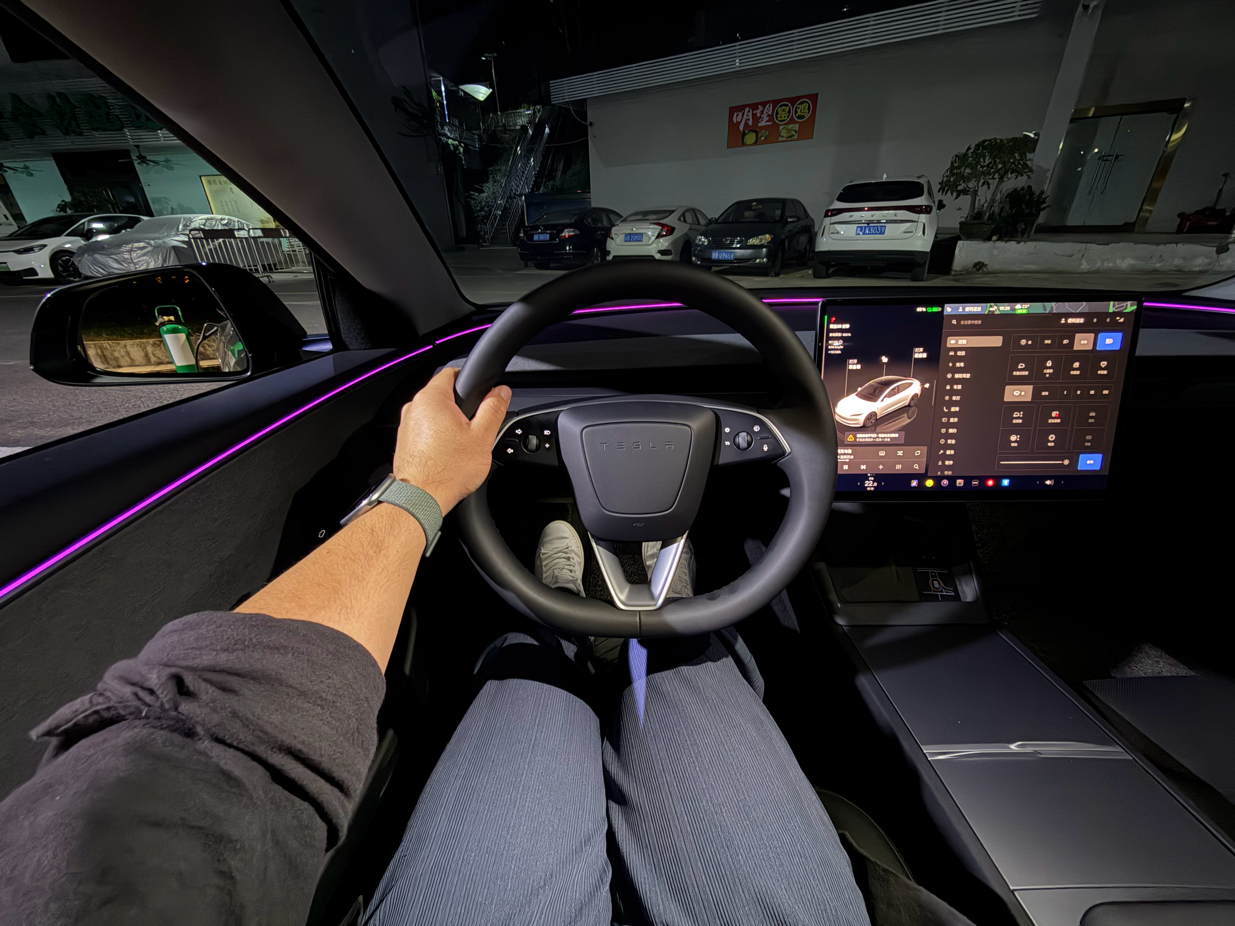 我在充电….理想的小伙伴直接带客人试驾到了这里，一顿体验5C，几分钟就满电走了，