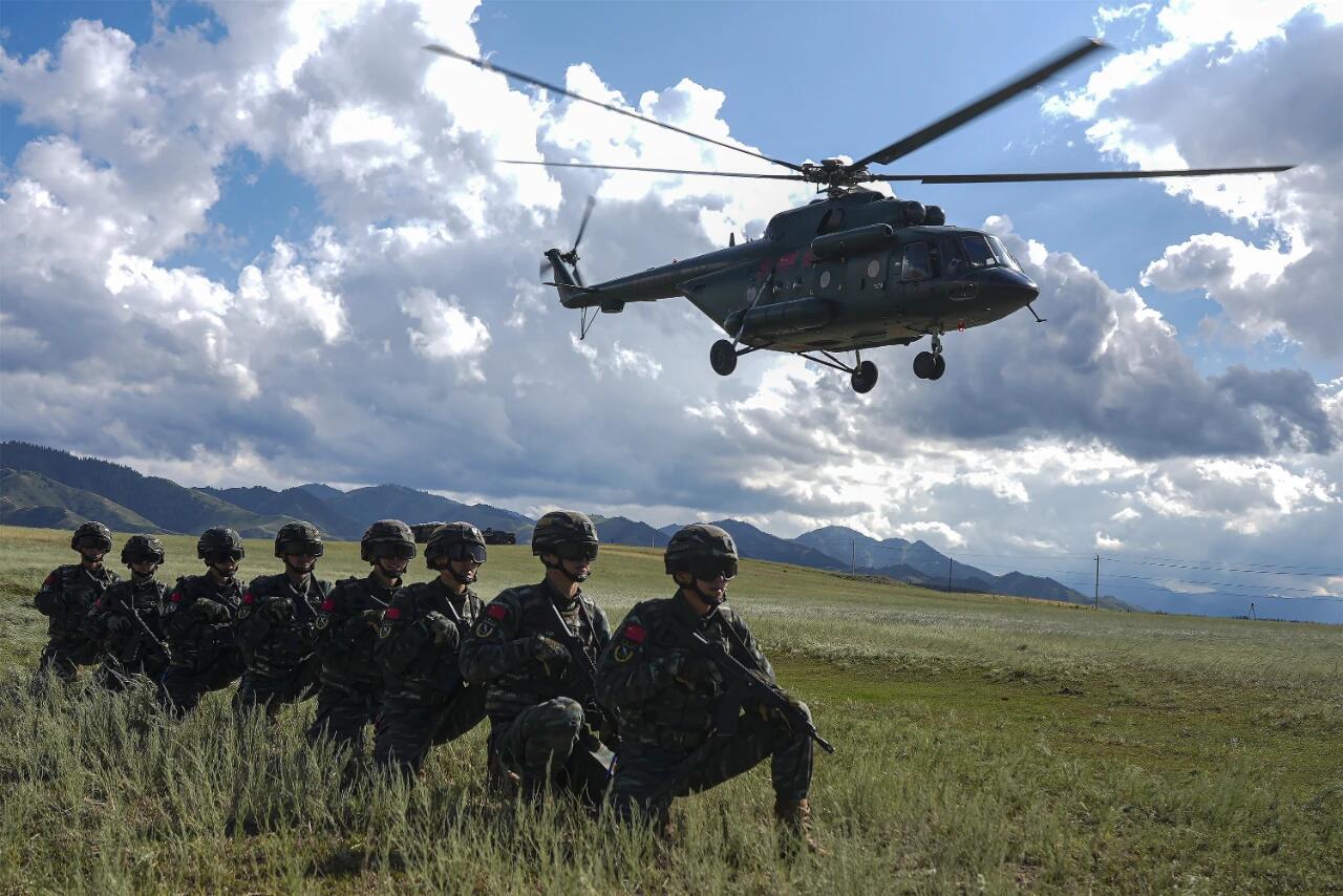 现场直击！武警官兵搭乘直升机融合训练掠影。