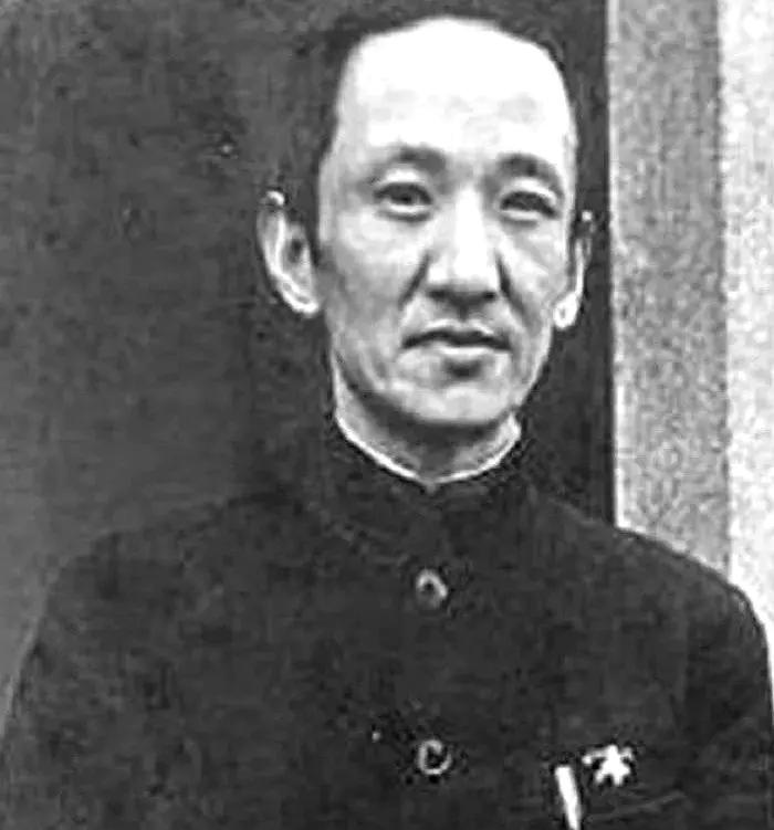 1947年夜，特务踹开房门搜出电台，看清夫妻身份，特务头子瞬间慌了1947年