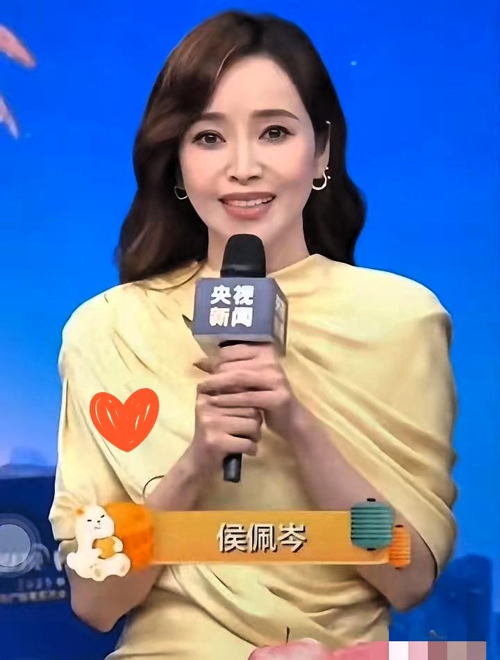 侯佩岑主持央视中秋晚会，再次证明多读书真的很重要，不信你看今晚侯佩岑在晚会上
