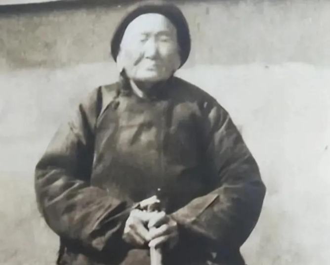 1941年，一位老妇人请“汉奸”侄子吃饭，突然压低声音道“孩子，给我弄300发子