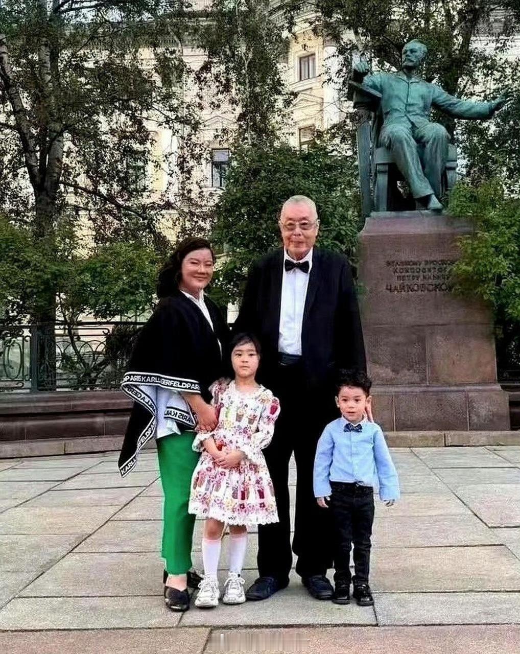 前阵子的消息，87岁钢琴大师刘诗昆，带着小30岁的妻子孙颖，5岁女儿刘蓓蓓和2岁
