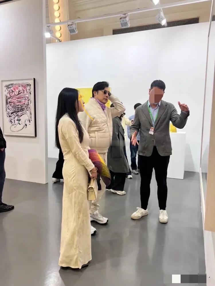 王岳伦有新恋情了吗？和神秘女子看画展，还穿了“情侣装”！，他这一身米白色套装在画