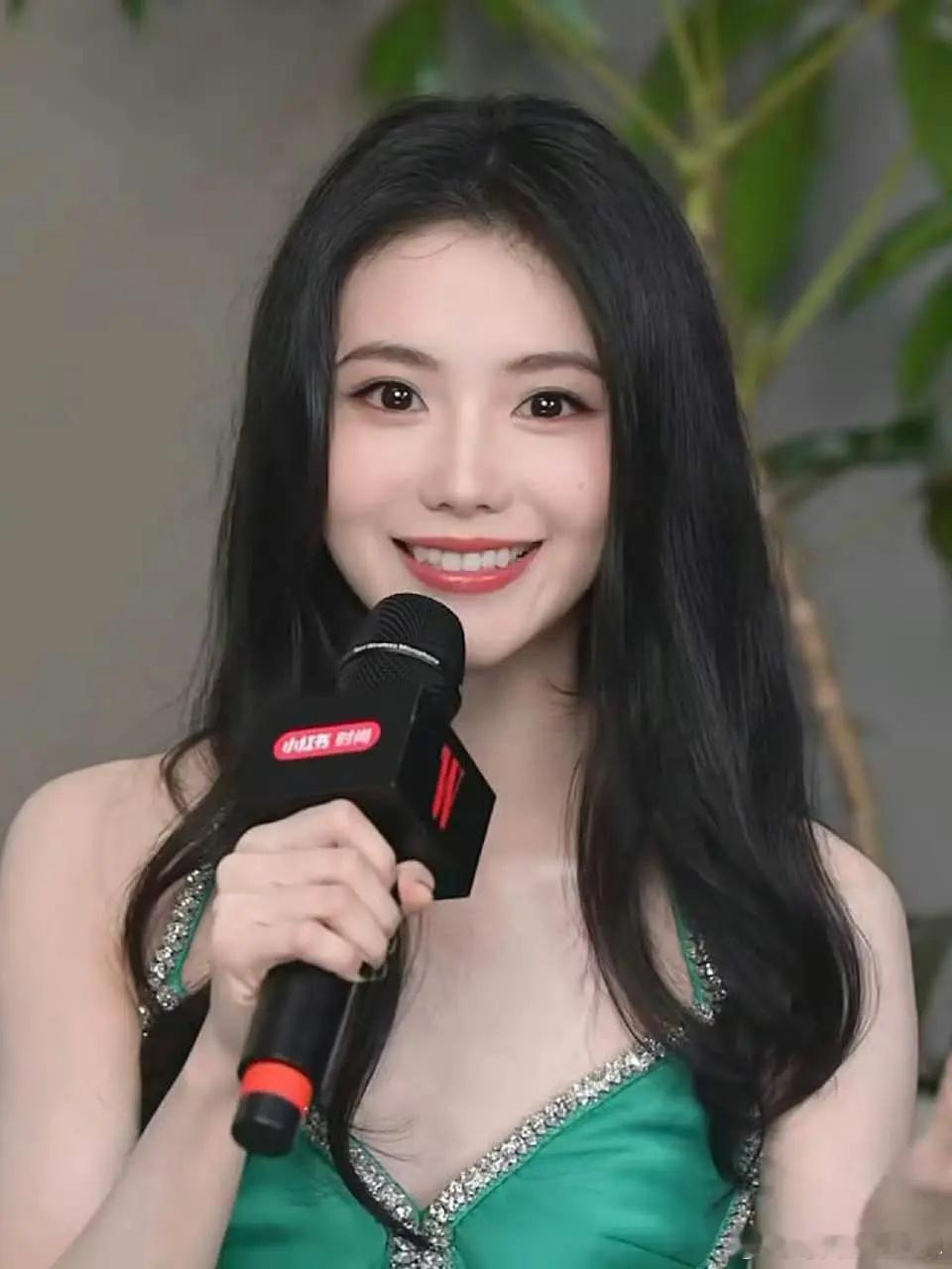 刘浩存翡翠塑每次看她眼睛都有、渗得慌有点害怕​​​