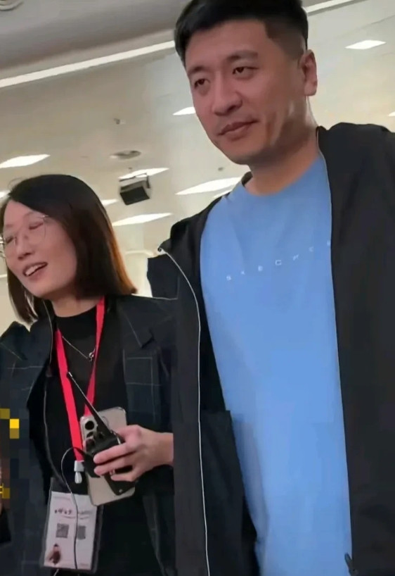 人一出名就特拽就像张雪峰老师，拽得不行出席公开场合，随便套件衣服便去了