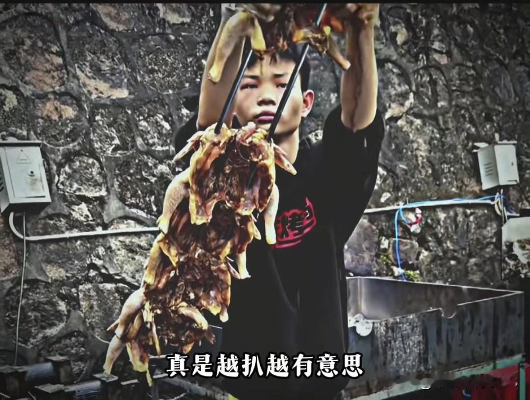 烤鸡少年人设翻车！68元烤鸡用冻肉加添加剂，人均300+的烧烤利润堪比抢钱！
