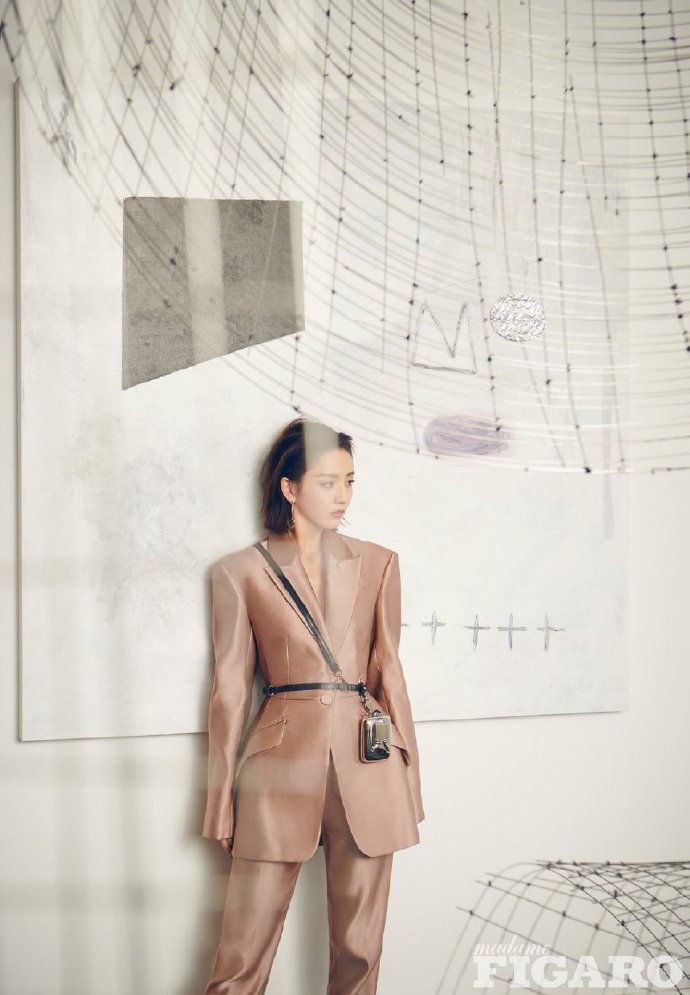 佟丽娅穿墨绿色长裙登封湿发造型配复古红唇优雅美丽明星