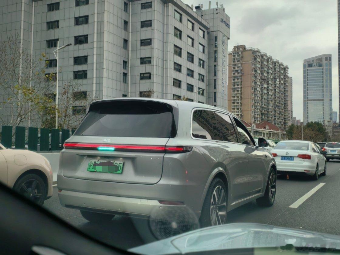 理想8.2辅助驾驶的体验相比之前8.1提升还是挺明显。感觉8.2推了