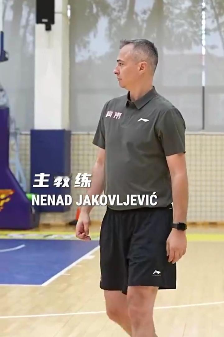 宏远队的新教练组开始进入状态了，看起来三位教练的状态都不错了，情绪高涨，不过手下