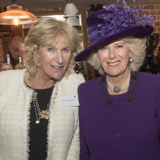 戴安娜王妃犯下了一生最大的错，她不应该伤害自己，背上了“疯子”的名声。查尔斯王