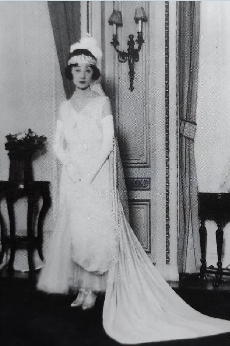 1929年老照片📸日本前田利为侯爵的夫人前田菊子，赴英国白金汉宫出席宴会。