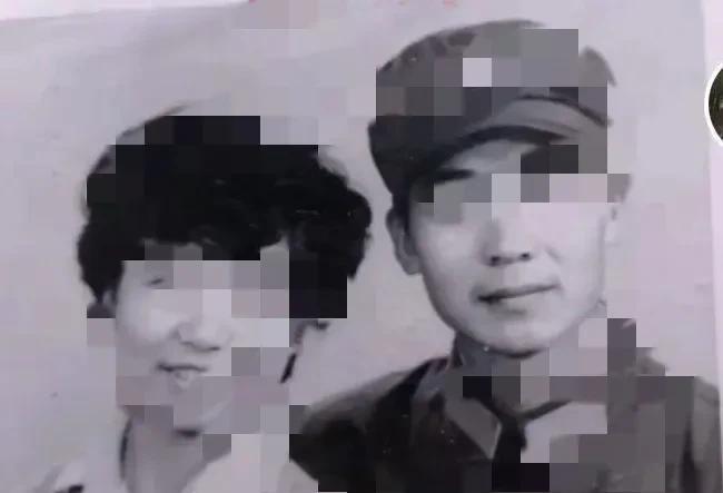 老窄回应他为什么当的是武警，结果又被网友打脸了。老窄为了证明自己确实是穿过橄榄