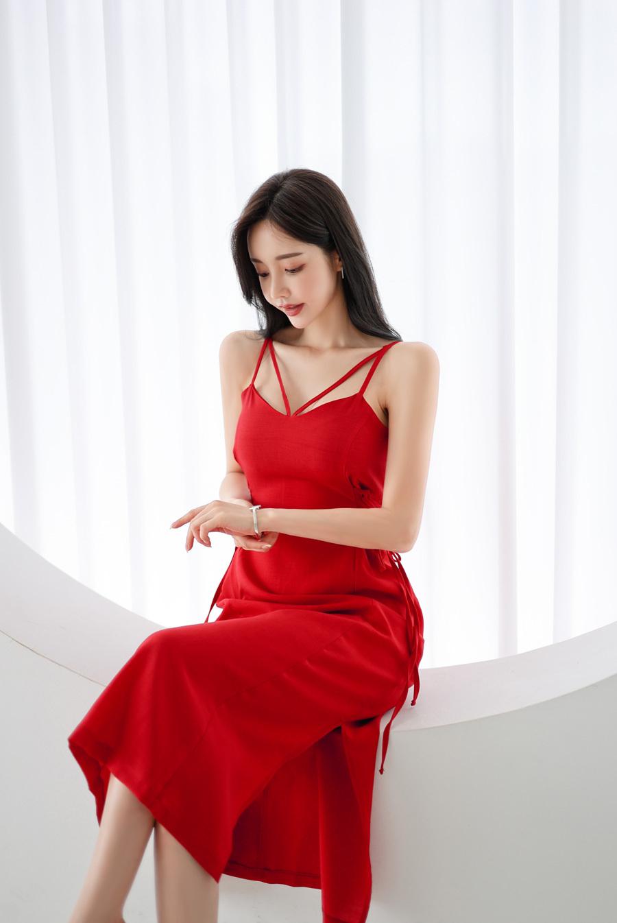 想象一下，一条优雅红裙在静谧时光里摇曳，那画面简直绝了。红裙就像一团炽热的火焰，